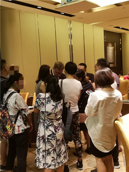 現場等待咨詢Austin先生的人群